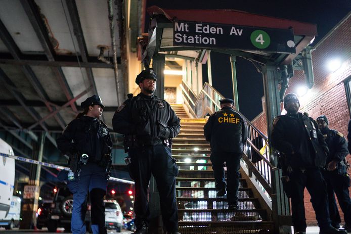 Politieagenten in The Bronx nadat een schietpartij uitbrak in een metrostation.