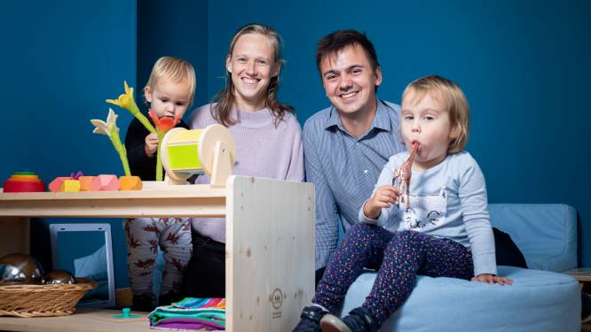 Yora (28) en Jonas (32) voeden hun dochters op volgens de Montessori-methode: “Ze kiezen zelf wanneer ze willen slapen”