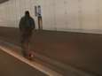 Un homme roule en trottinette électrique dans le tunnel Kennedy