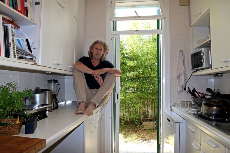 Edwin Winkels in zijn keuken, thuis in Sitges. Door de lockdown en coronasituatie in Spanje zijn de foto’s bij dit artikel door Winkels zelf gemaakt.    Beeld Edwin Winkels