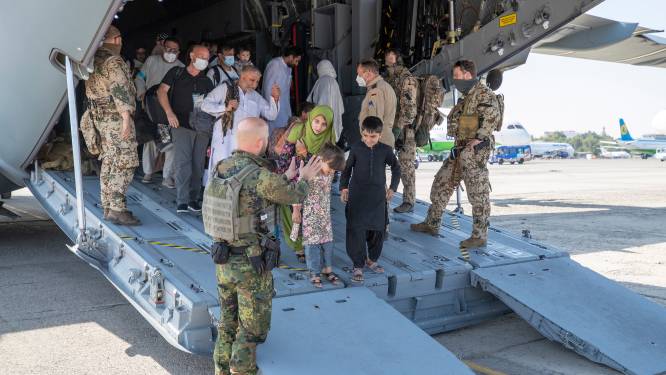 TERUGLEZEN | Negen Nederlanders geëvacueerd, wanhopige Afghanen geven kinderen aan soldaten VS