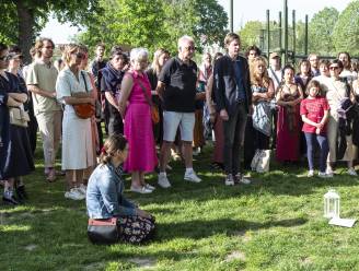 “Justice for Sanda”: 200-tal aanwezigen rouwt in stil protest op spontane wake voor jonge student