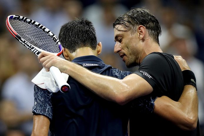 Novak Djokovic omhelzen mekaar na afloop.