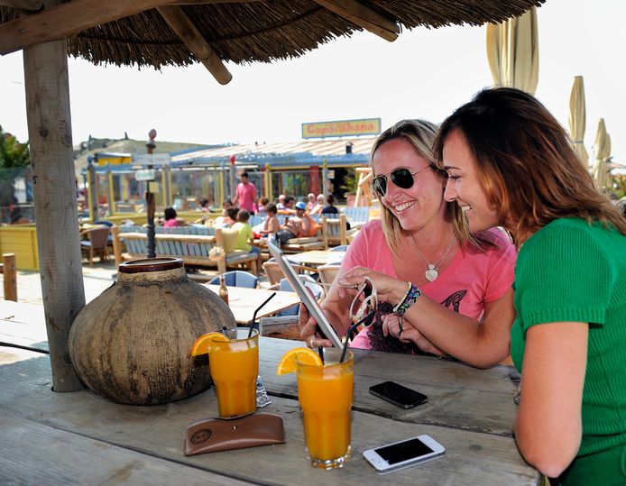 De meeste Nederlanders willen ook op vakantie onbeperkt mobiel zijn en bijvoorbeeld foto's sturen naar familie en vrienden.