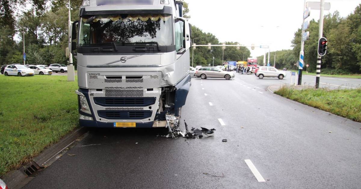 Vrouw gewond bij botsing tussen vrachtwagen en auto in Zwolle.