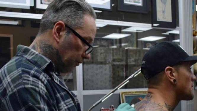 Nieky Holzken brengt emotionele ode aan zijn vaste tatoeëerder en Tanja Jess zoekt naar oesters