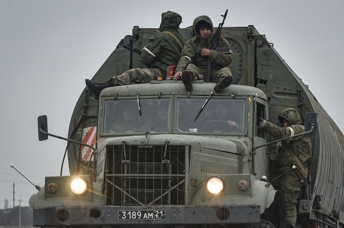 Russische troepen op de weg naar Armjansk op de Krim aan het begin van de Russsiche invasie in Oekraïne eind februari.