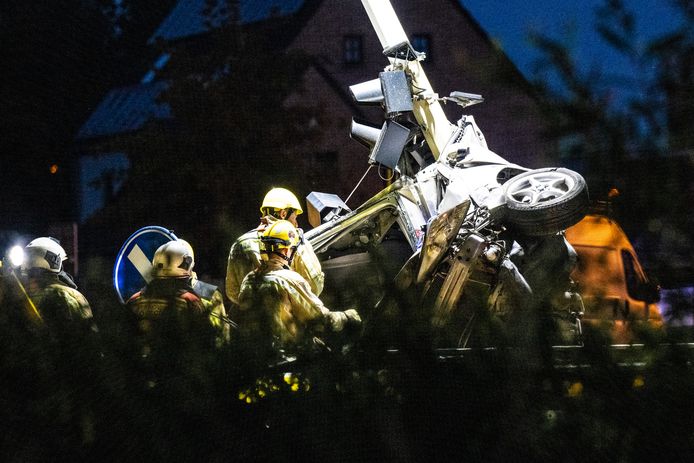 LIER - De wagen botste tegen een verkeerslicht en een verlichtingspaal. De chauffeur overleefde de crash niet.