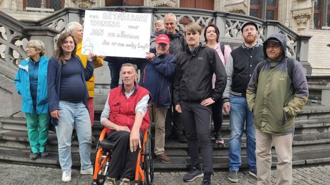 PVDA voerde actie aan stadhuis in Leuven met bijna dakloze Jan Flameng (60)