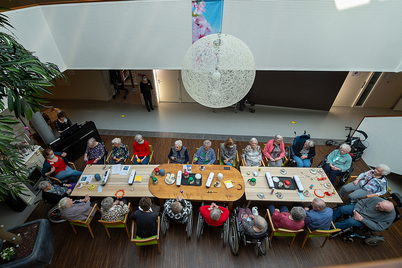 Het mag weer: bewoners van het verpleeghuis knus bij elkaar aan tafel tijdens een groepsactiviteit. In het St. Elisabeth in Roosendaal zijn alle bewoners inmiddels twee keer gevaccineerd.