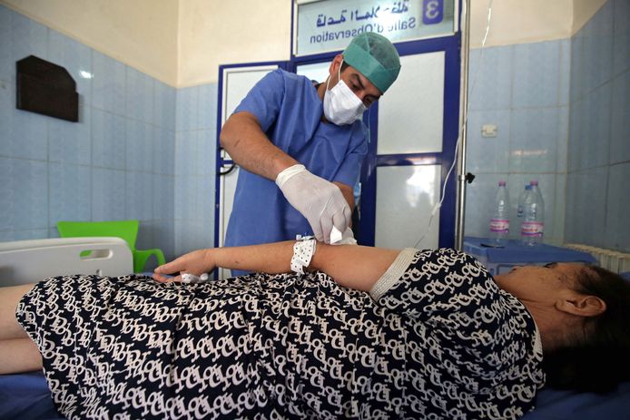 Een verpleger behandelt een patiënt in een ziekenhuis in Boufarik, Algerije.