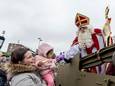 Sinterklaas komt aan in Rijswijk in zijn legerjeep