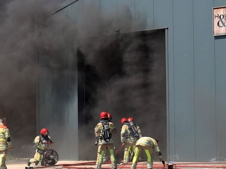 Felle brand in bedrijfspand aan Het Scheer op Urk