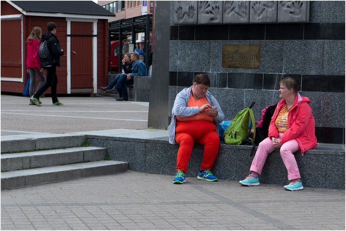De foto is precies op het juiste moment geschoten op een plein in Rovaniemi, Lapland.