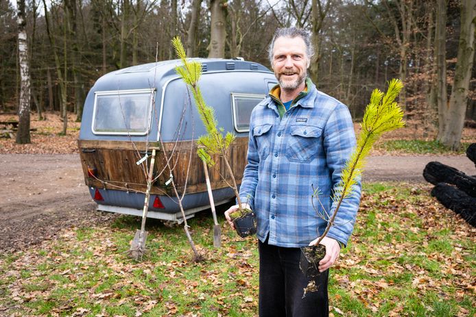 Tom van de Beek is betrokken bij de organisatie van het Boomfestival en trekt voor De Groene Karavaan met de caravan rond in de regio.