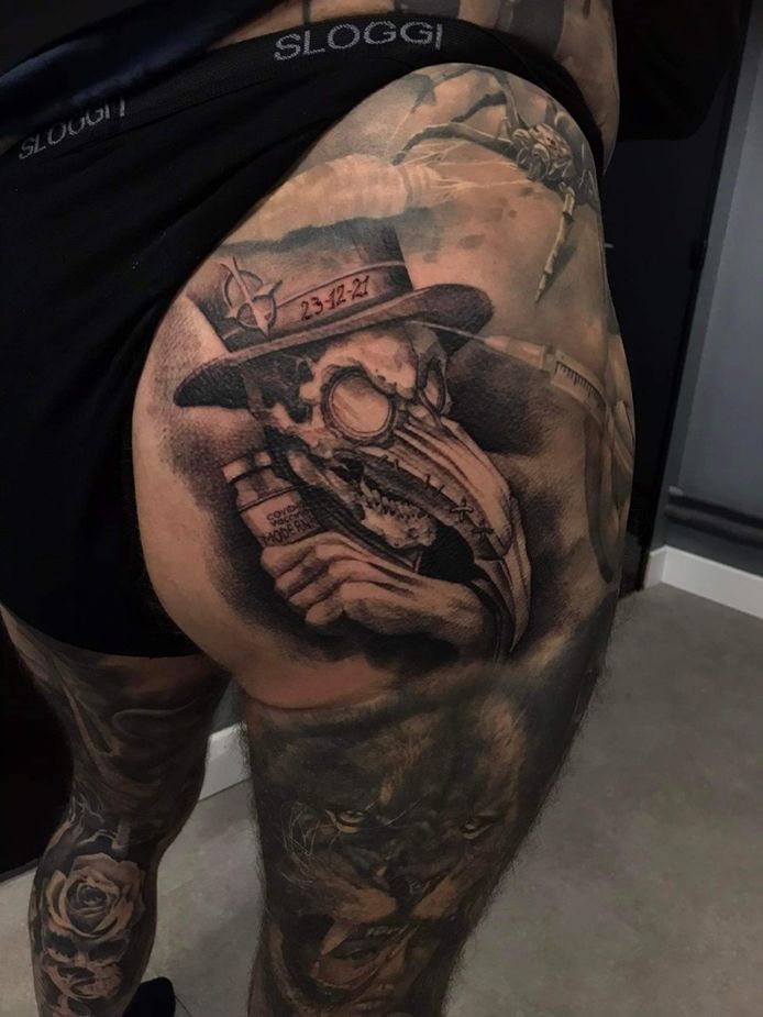 Leo (62) vereeuwigd coronavaccinaties met tattoos