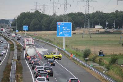 Vrachtwagen verliest zand, file op A15