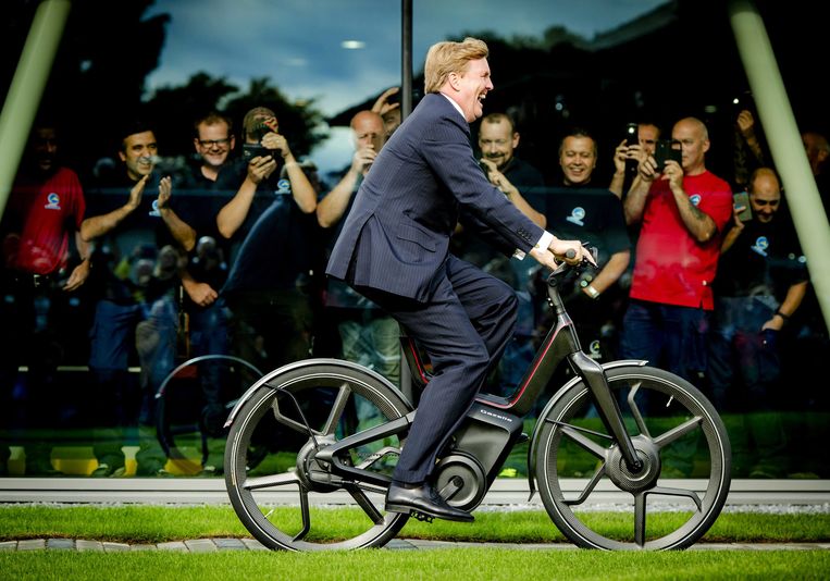 Koning Willem-Alexander op een prototype van de Gazelle E-bike in september 2015. Beeld EPA