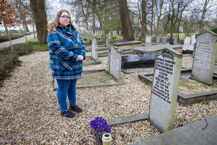 Sam Fish baalt dat ze hier met Gay op Flakkee tijdens dodenherdenking geen bloemen mag leggen van de organisatie.