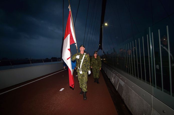 Elke avond bij zonsondergang lopen veteranen over De Oversteek bij Nijmegen: de Sunset March. (Archieffoto)