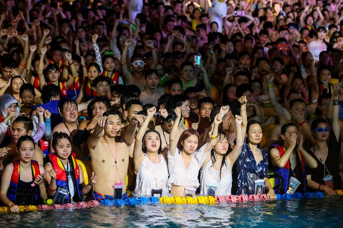 Honderden mensen zochten afgelopen weekend verkoeling in een openluchtzwembad in de Chinese stad Wuhan.