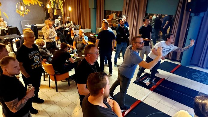In cafe À l’aise op de Graanmarkt was er al een dartscompetitie tussen voornamelijk Ninoofse carnavalisten.