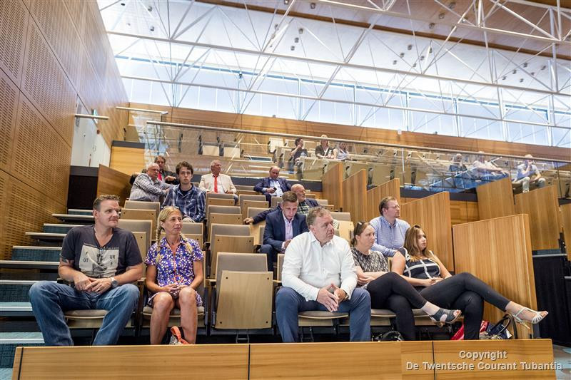 De PVV heeft in Provinciale Staten mensen te gast die voor die partij in de gemeenteraad willen in Enschede, Almelo en Twenterand.
