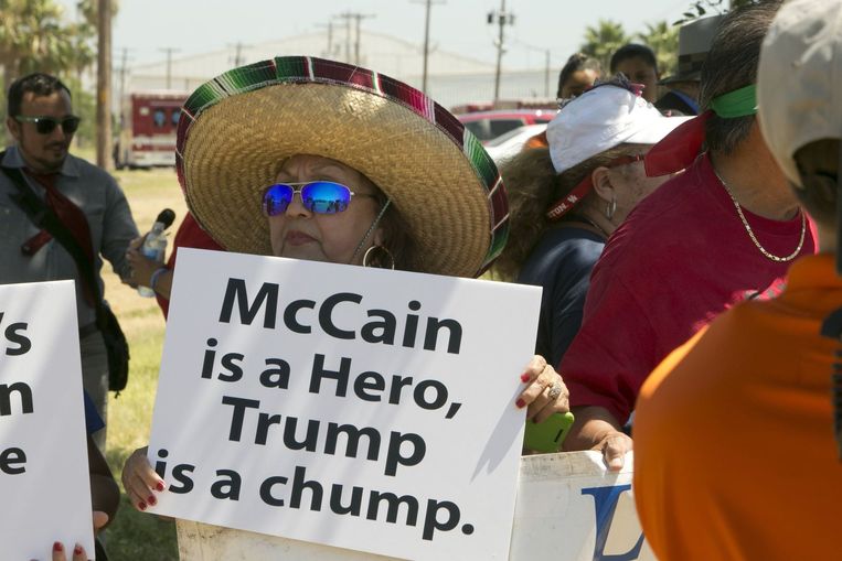 Latino's in de VS demonstreren tegen Trump. De miljardair noemde een deel van de Mexicaanse immigranten 'verkrachter en drugssmokkelaars'. Beeld PhotoNews