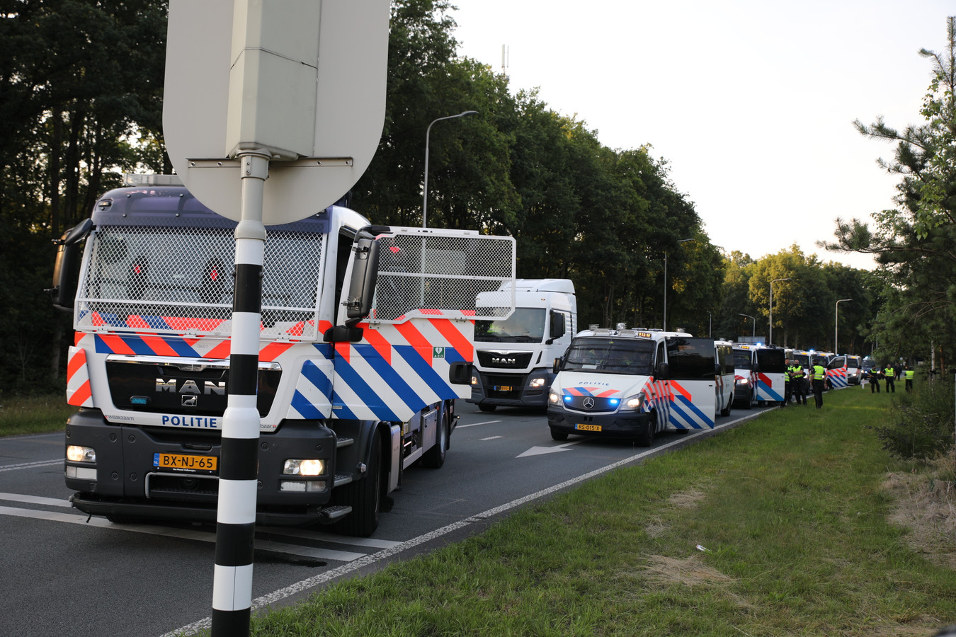 De politie heeft de Europaweg bij de afrit van de A1 volledig afgesloten. De snelweg is vanaf Apeldoorn en Hoenderloo niet te bereiken.