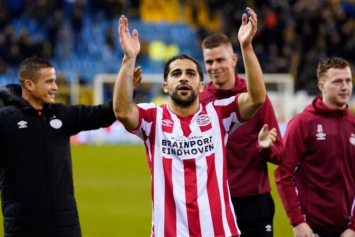 Ricardo Rodríguez viert de overwinning van PSV op Vitesse met de Eindhovense supporters.
