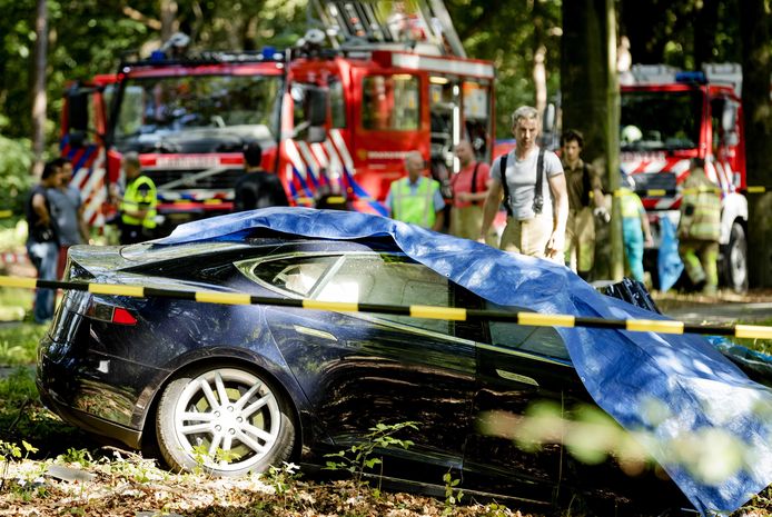 Twee jaar geleden zat de brandweer nog met de handen in het haar toen een Tesla in het Nederlandse Baarn in brand vloog.  De 53-jarige bestuurder liet het leven.