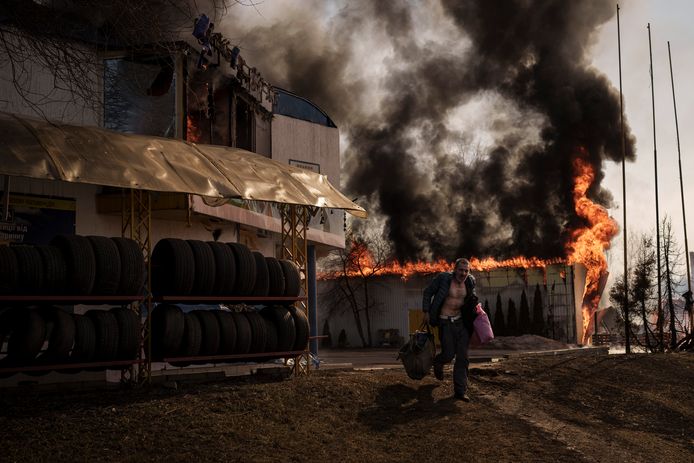 Un bâtiment en feu après une attaque russe près de Kharkiv, le 25 mars 2022.