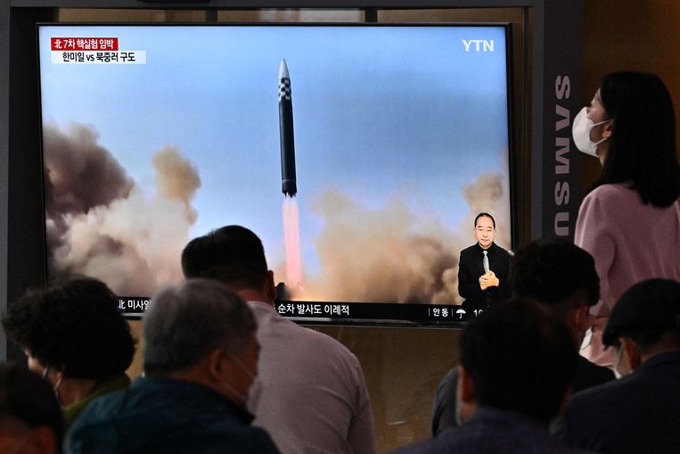 Een Noord-Koreaanse nieuwsuitzending toont beelden van een raketlancering.  Beeld AFP
