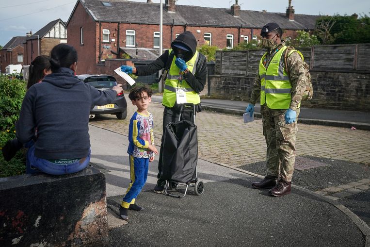 Soldaten helpen bij de distributie van PCR-tests in de Engelse plaats Bolton. Beeld Getty Images