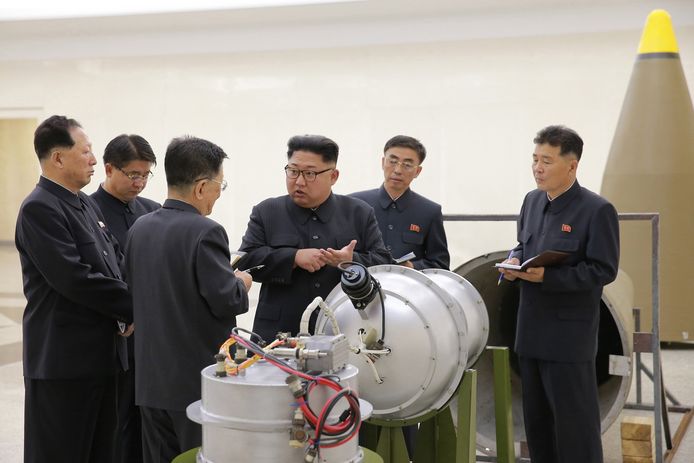 De Noord-Koreaanse leider Kim Jong-un inspecteert de waterstofbom.