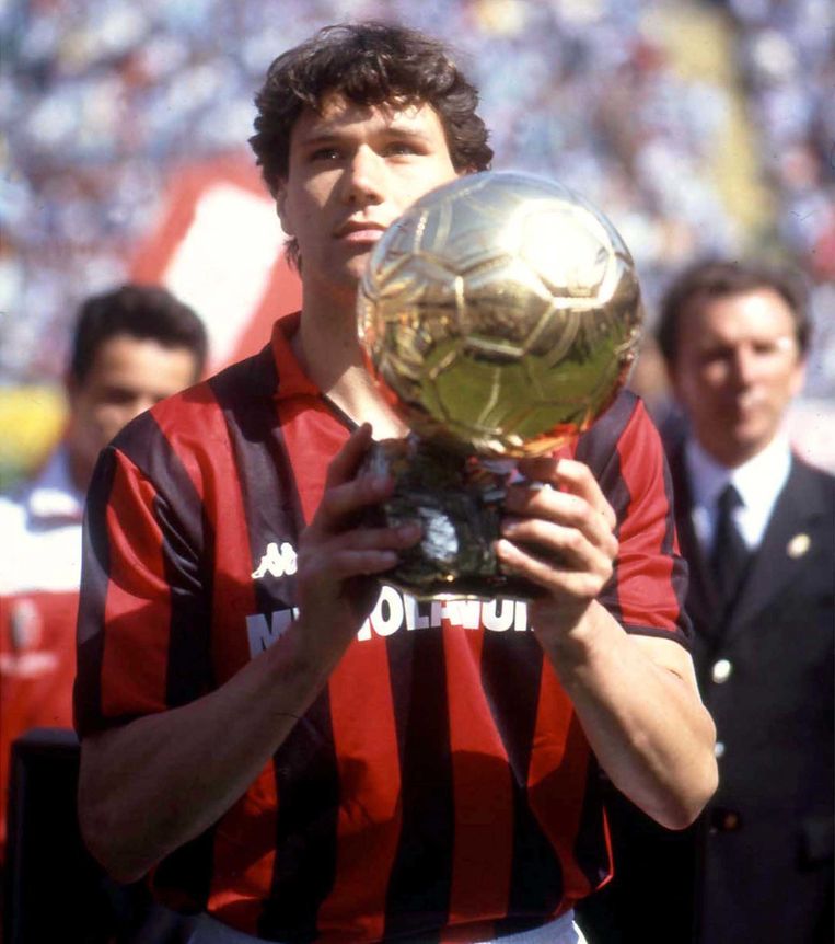 Marco van Basten in het shirt van AC Milan, met de trofee voor Europees voetballer van het Jaar, in 1989. ‘Mijn moeder is nooit in Milaan geweest, waar ik zo lang heb gevoetbald. Dat is óók een onderdeel van mijn leven.’ Beeld Aldo Liverani / Icon Sport