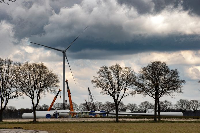Opbouw van windmolens nabij Ospel.