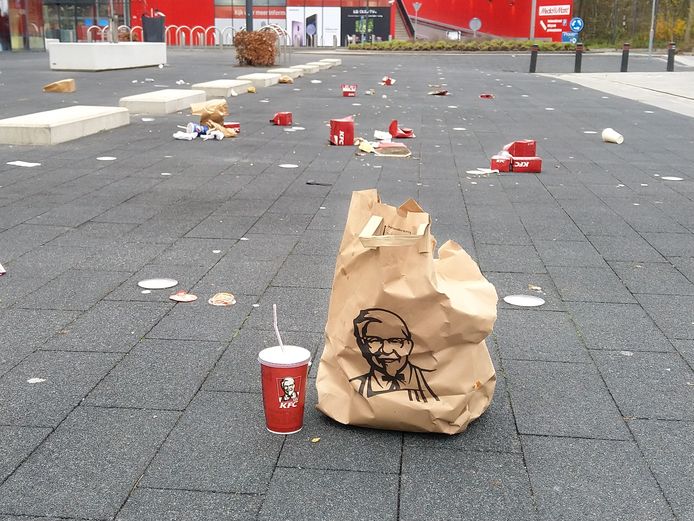 Afval van KFC op de meubelboulevard