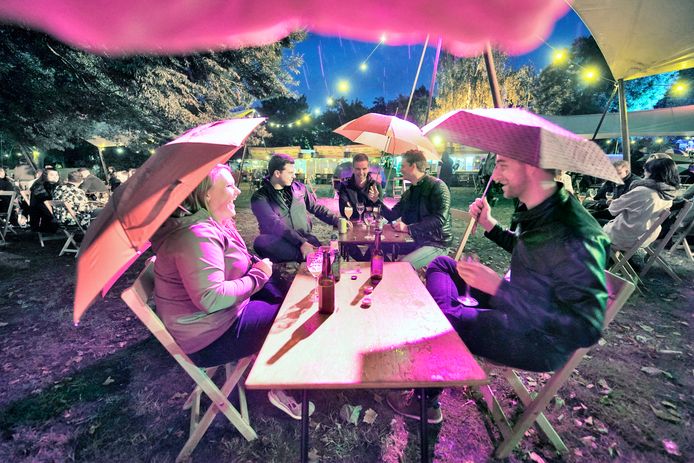 Mout vorig jaar, met strikte coronamaatregelen en met toezichthouders die over het terrein lopen.