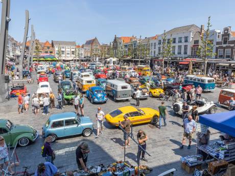 Grote Markt in Goes vol kleurige ‘knuffelauto's’ met luchtgekoelde motor op Zeeuwse Keverdag 2023