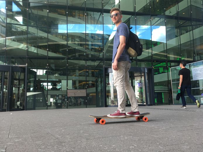 Laurens (22) met longboard uit Stadskantoor gezet Utrecht AD.nl