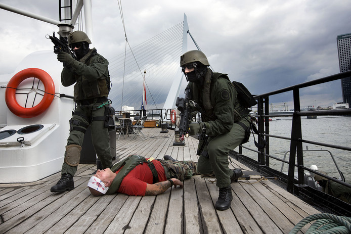 De koopvaardij is nu nog afhankelijk van mariniers