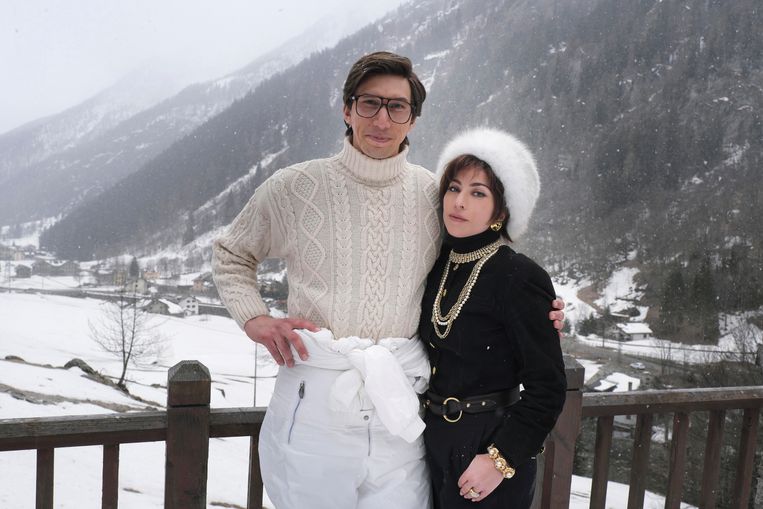 Op kledinggebied is de ster van de film de visserstrui die Adam Driver draagt op de skipiste. Beeld 