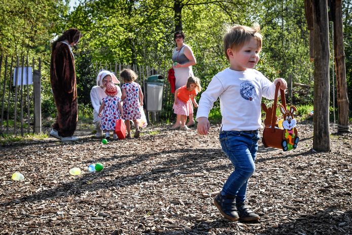 Kinderen op zoek naar paaseitjes illustratiebeeld.