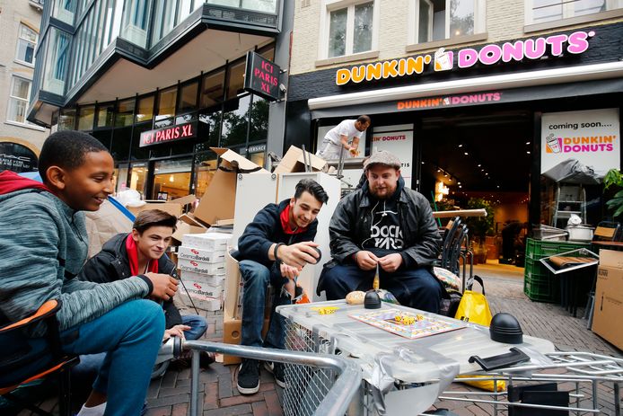 Bij de opening van de eerste Dunkin Donuts vestiging aan het Vredenburg afgelopen oktober vormden donutliefhebbers de dag voor de opening al een rij.