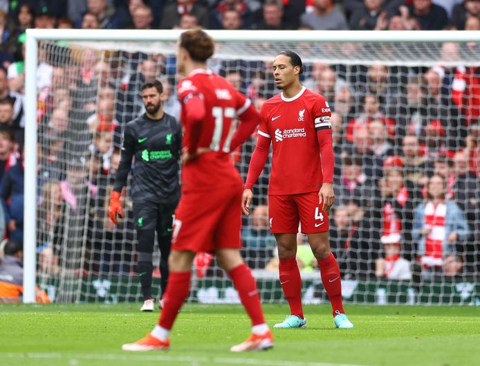 Virgil van Dijk treurt na het doelpunt van Crystal Palace.