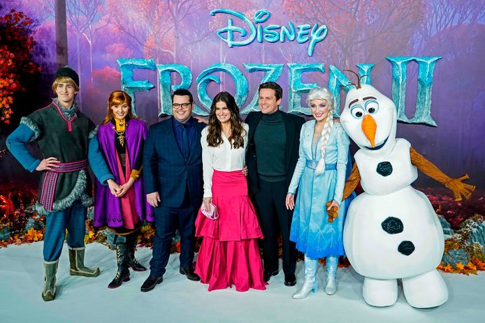 Josh Gad (derde van links), samen met enkele andere acteurs en personages uit de film Frozen II.