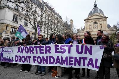 Franse Senaat akkoord met opnemen recht op abortus in grondwet: laatste horde wacht maandag