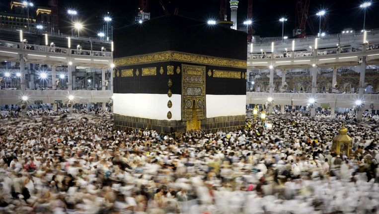 Pelgrims cirkelen tijdens de hadj tegen de klok in om de kaaba in de Grote Moskee in de voor moslims heilige stad Mekka. Beeld afp