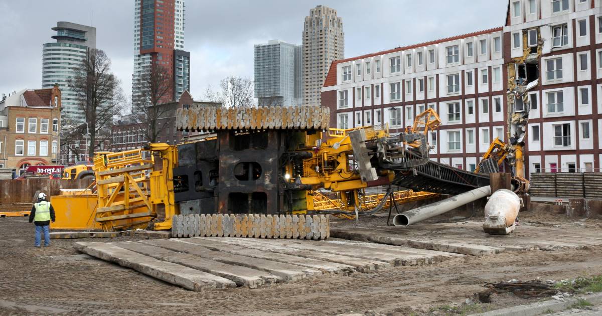 Takelen van omgevallen heimachine duurt nog wel even | Rotterdam | AD.nl